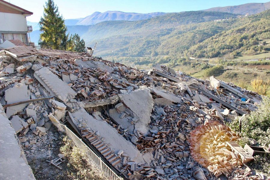 epa05609593 A building collapsed in L'Aquila after the strong earthquake in central Italy, 30 October 2016. A 6.6 magnitude earthquake struck 6km north of Norcia, Italy, on 30 October 2016. EPA/CLAUDIO LATTANZIO