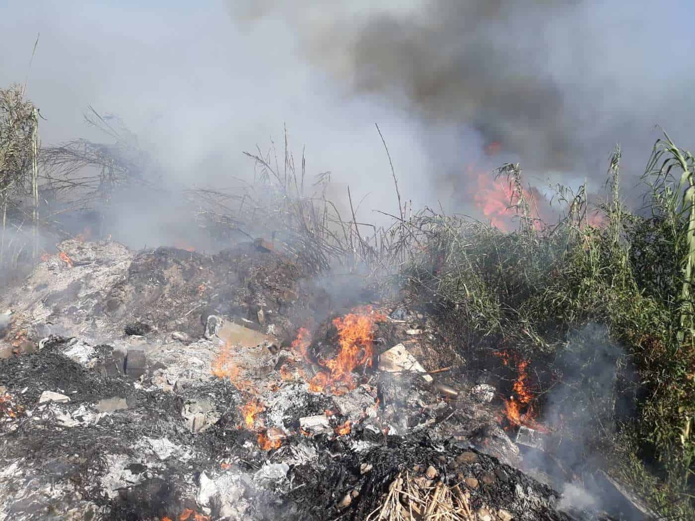 Δύο εστίες φωτιάς σε περιοχή νότια του Καινουρίου στην θέση “Λιγόρεμα” απειλούν λιοστάσια