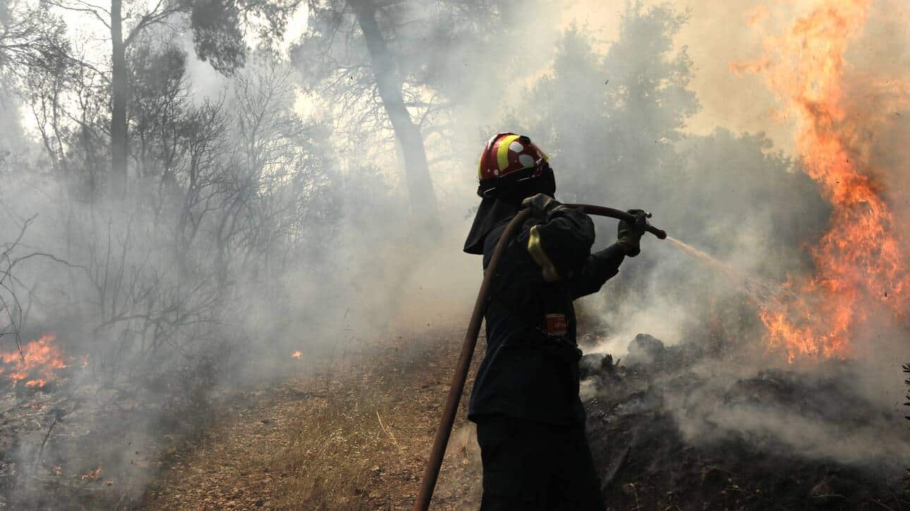 Μαίνεται η φωτιά στην περιοχή των Μεγάρων: Μήνυμα από το 112 για εκκένωση οικισμών | AgrinioPress