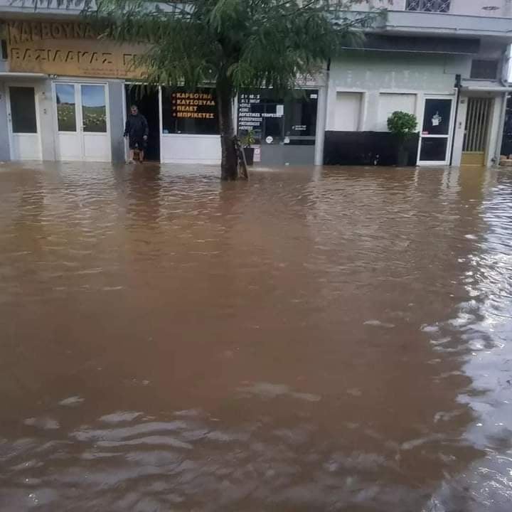 Πλημμυρικά φαινόμενα στο Αγρίνιο από τη νυχτερινή μπόρα (photos)