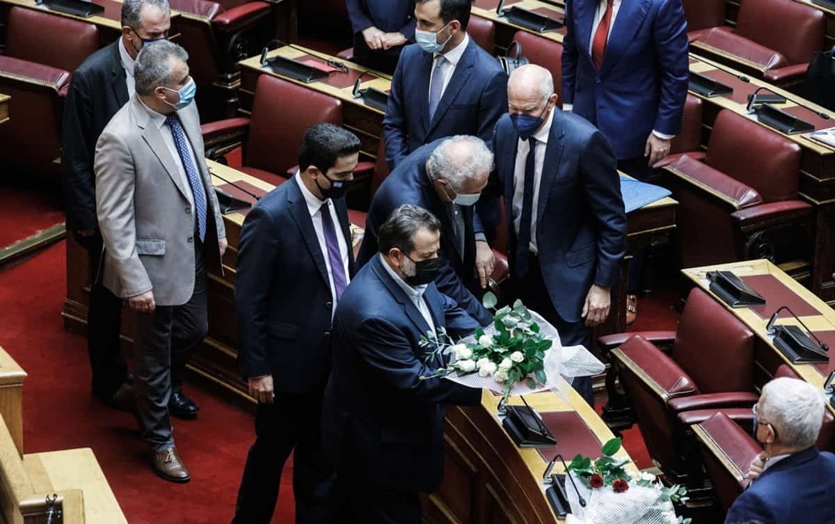 Βουλή: Ένα μπουκέτο λουλούδια στη θέση που καθόταν η Γεννηματά | AgrinioPress